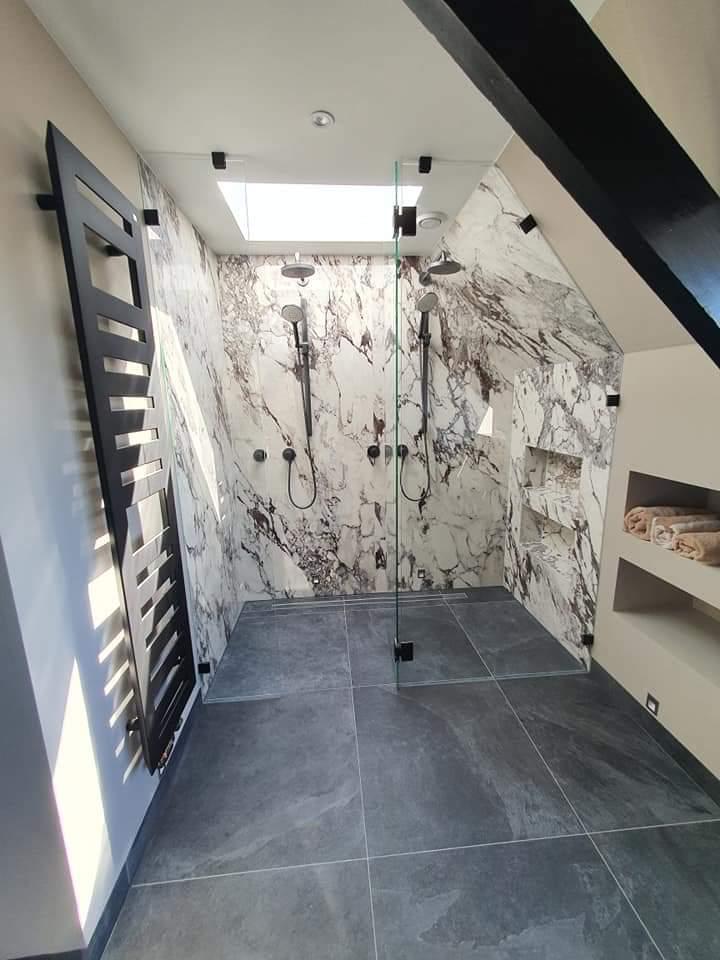 Overzicht van de walk-in douche met designradiator